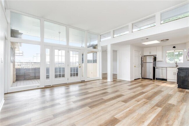 Building Photo - 346 Carpenter Dr NE