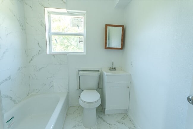 Building Photo - 1020 5th Ave N