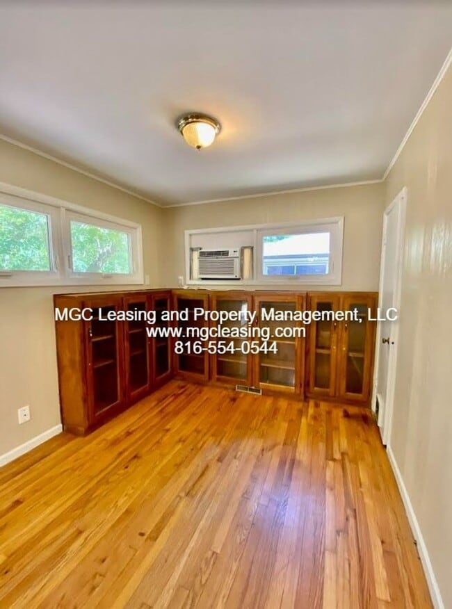 Building Photo - Charming Ranch Style Home Minutes From Dow...
