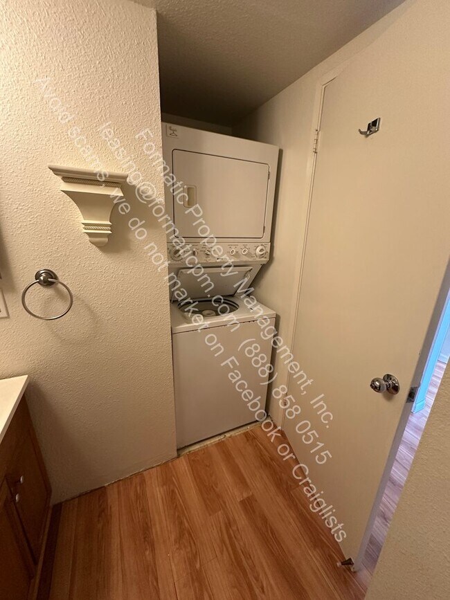 Building Photo - Charming Pet Friendly 2-Bedroom Home with ...