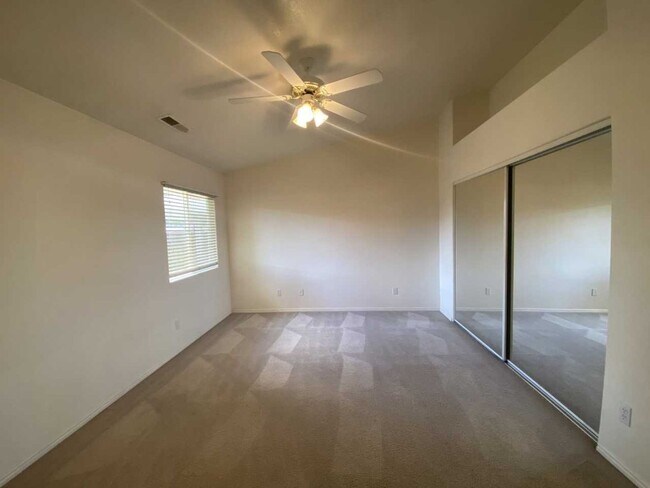 Building Photo - Charming Home Near Mathis Park