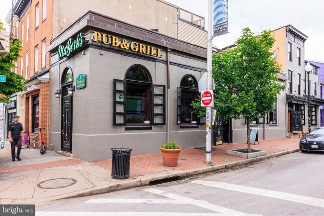 Building Photo - 906 S Charles St