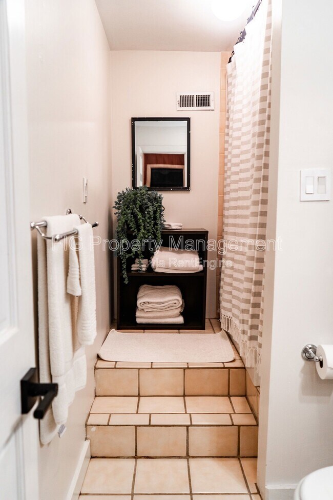 Building Photo - 3622 Hillvale Cir