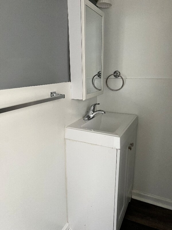 Building Photo - 104 Charles Ave