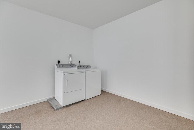 Building Photo - 228 W George St