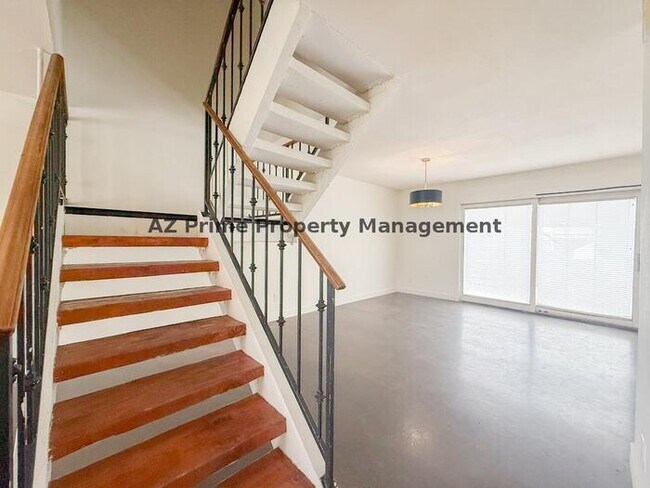 Building Photo - 4440 W Solano Dr N