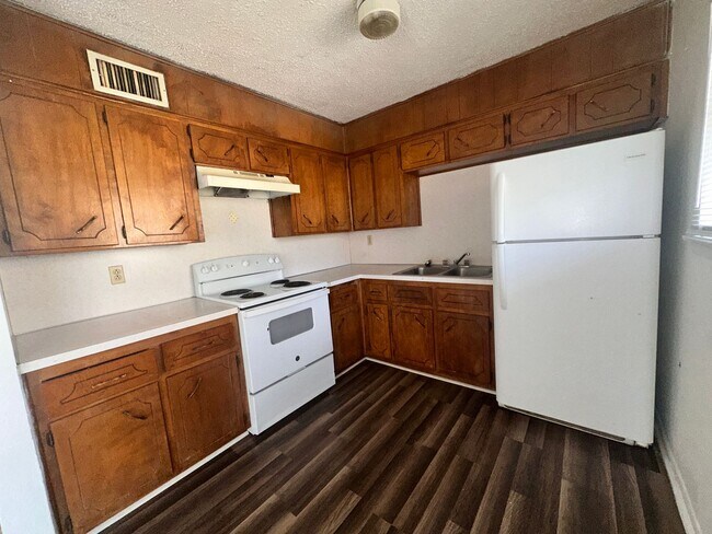 Building Photo - Tee Top