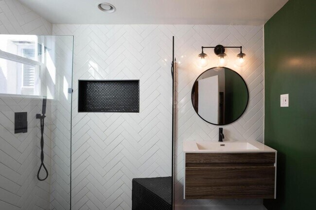 Building Photo - Gorgeous 2 Bedroom, 1.5 Bath Home in South Philly's LoMo Neighborhood