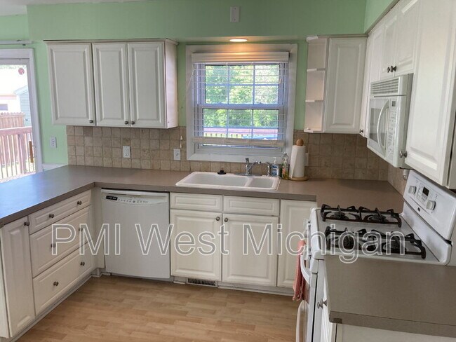 Building Photo - 1013 Worcester Dr NE