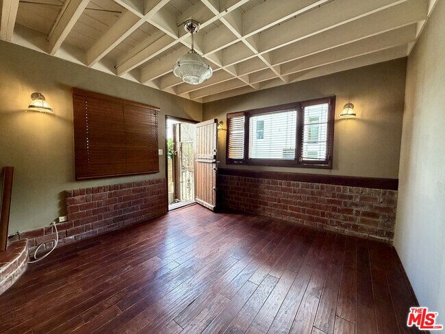 Building Photo - 6871 Pacific View Dr