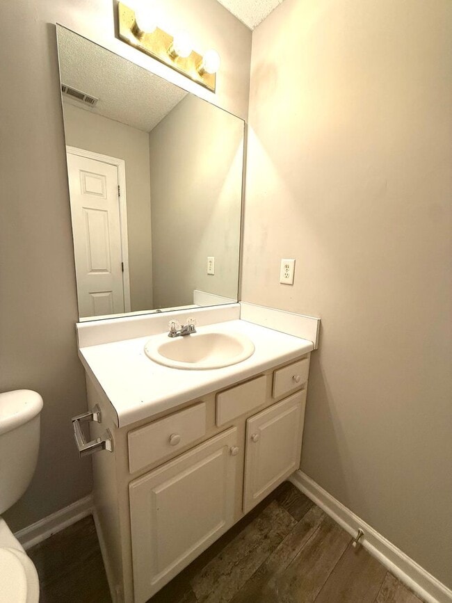 Building Photo - 2 bed 2 bath townhome