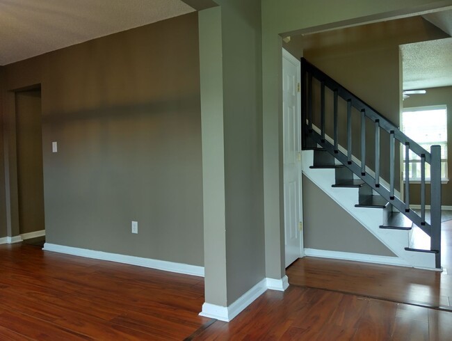 Building Photo - 811 Rilee Dr