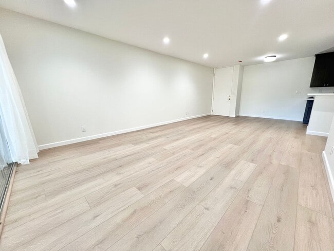 Building Photo - Gorgeous Stoneybrook Condo for Rent near C...