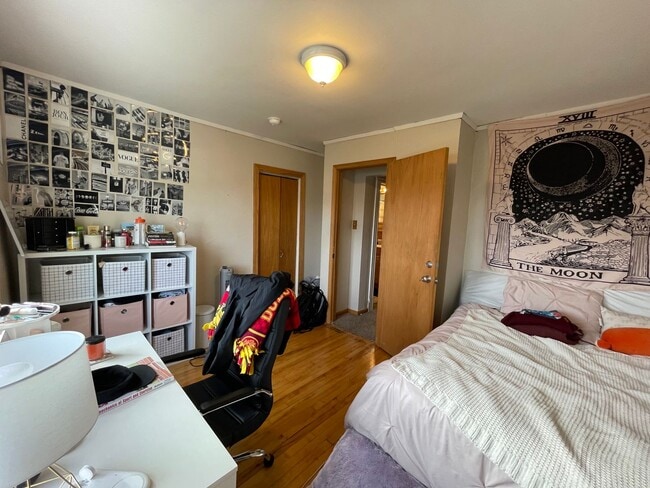 Building Photo - AVAILABLE JUNE 1st - 5 Bed, 2 Bath Home w/ Huge Enclosed Porch!