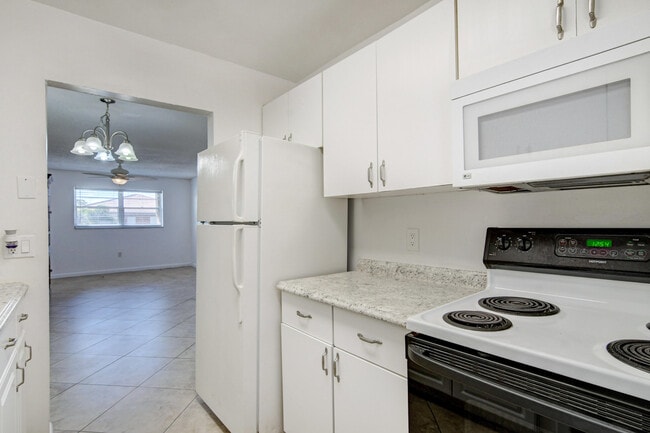 Building Photo - 600 SW 2nd Ave