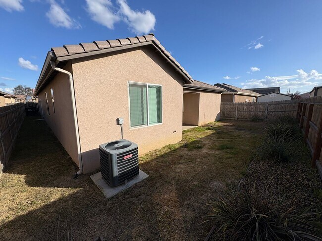 Building Photo - Beautiful home in a gated community Rent Ready!