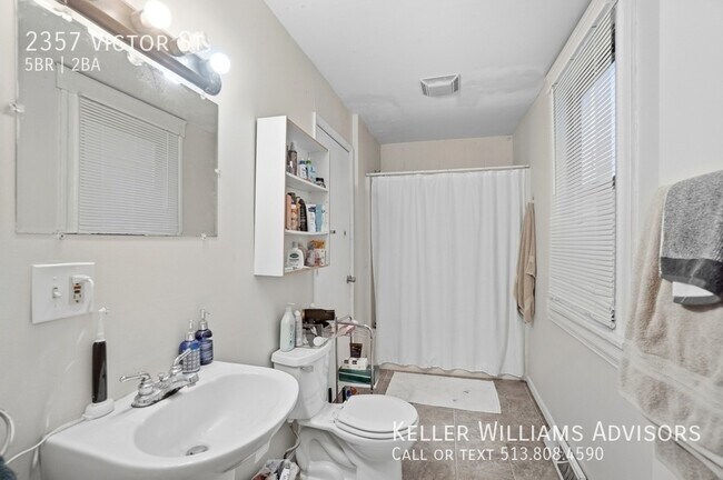 Building Photo - 2357 Victor St