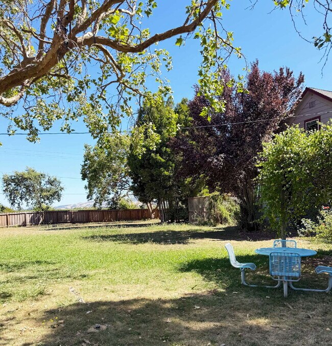 Building Photo - Spacious Two-Story Ranch Home Near Sonoma