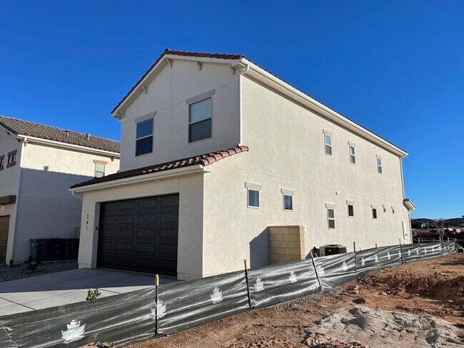 Building Photo - Desert Color Home -  Internet Included!