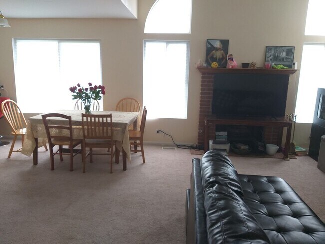 Building Photo - 870 Waterview Dr