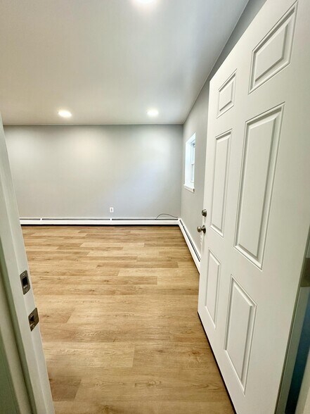 Building Photo - 424 Paxson Ave