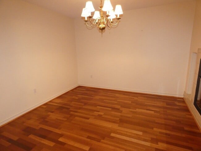 Building Photo - 380 Place Ln