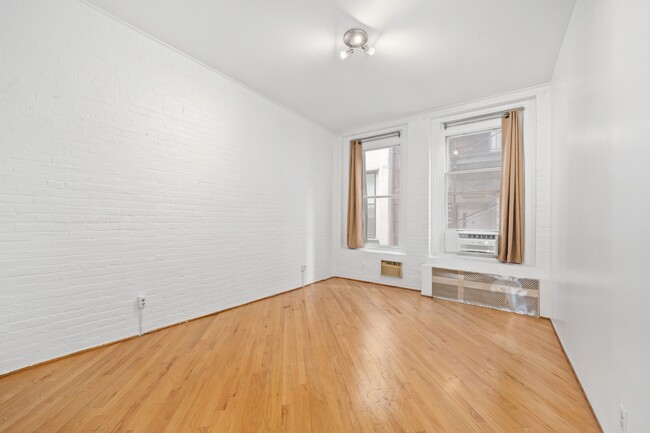 Building Photo - Desirable & Rare Tribeca Live/Work Loft!
