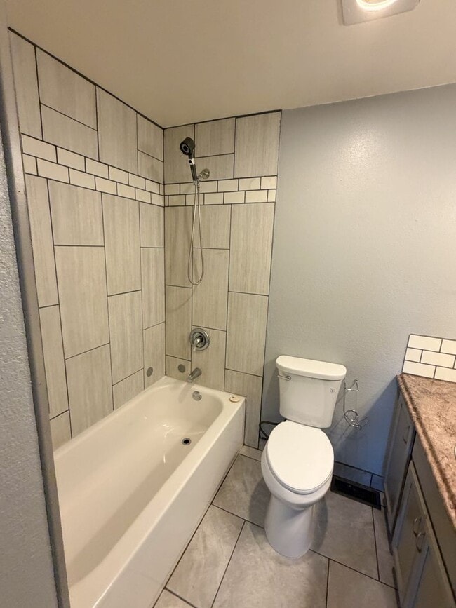 Building Photo - 3 Bedroom, 2 Bath House