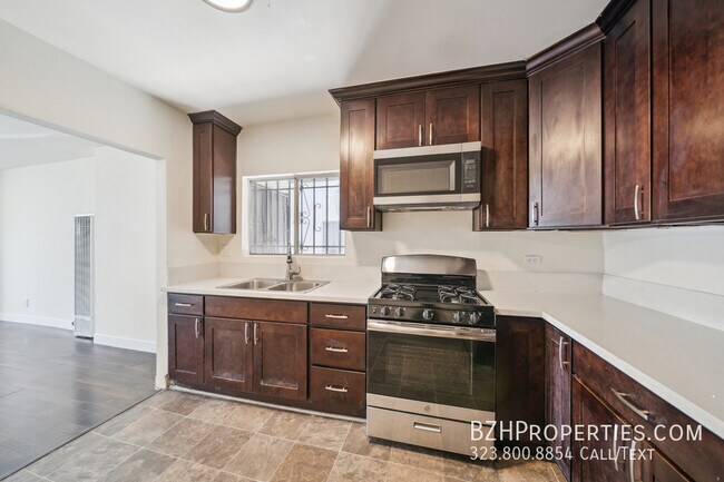 Building Photo - 5393 Romaine St