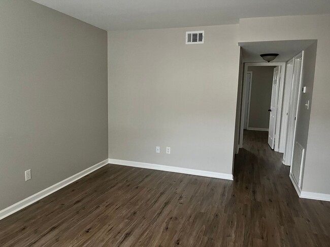 Building Photo - Two bedroom, 1.5 bath condo in High Point-...