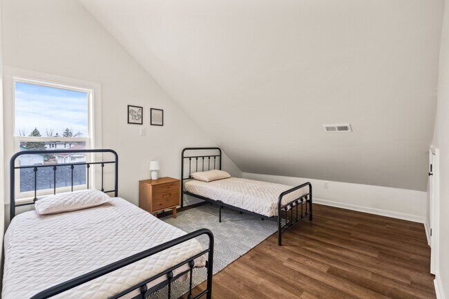 Building Photo - 941 E Raymond St