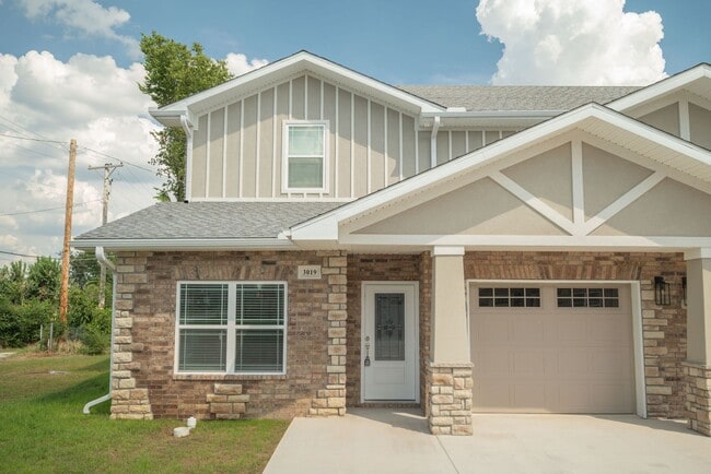 Building Photo - Brand New 2-Bed/3-Bath Townhouse in Joplin...