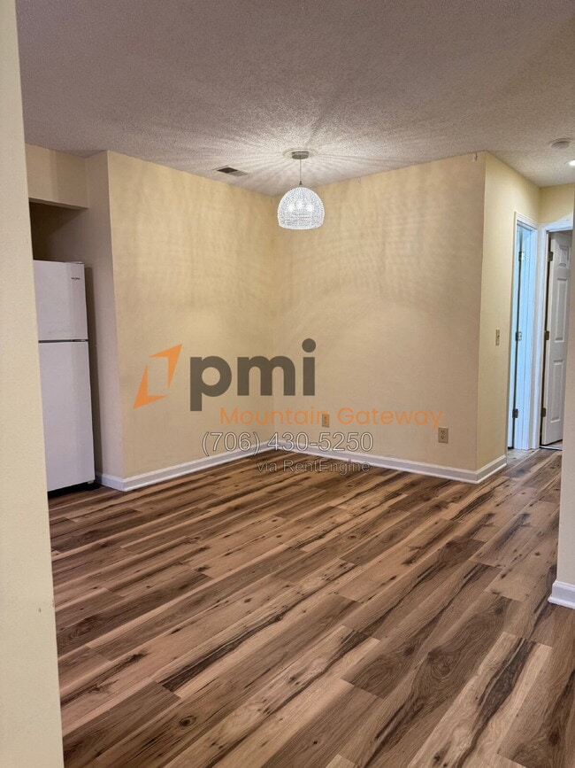 Building Photo - 134 Primrose Dr
