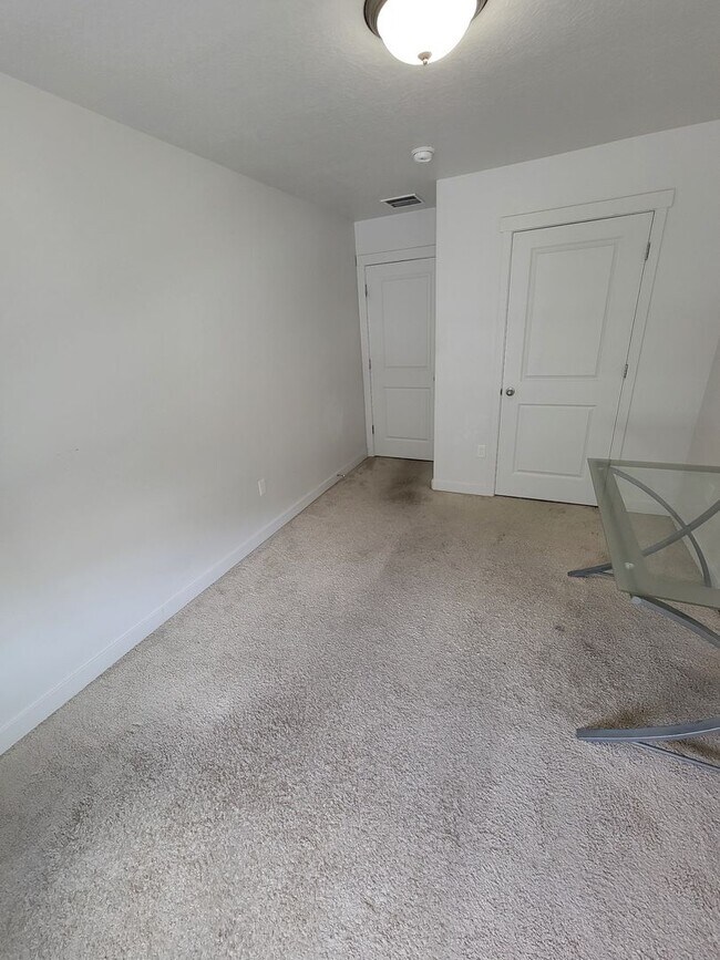 Building Photo - 4 Bedroom Town Home for Rent