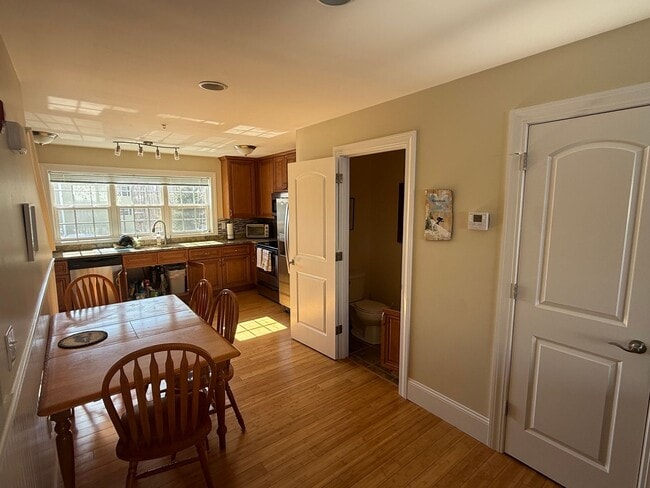 Building Photo - 2 bedroom condo near Weirs Beach