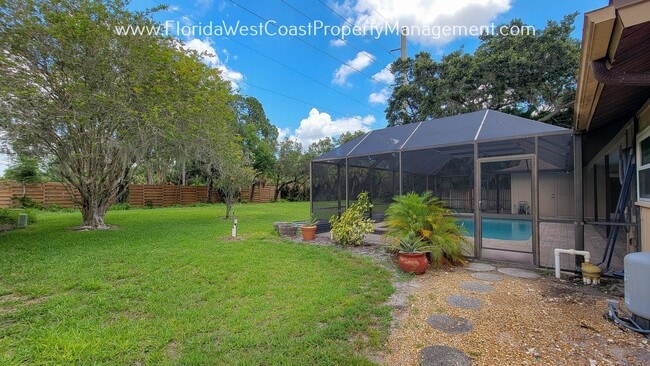 Building Photo - CLASSIC SARASOTA POOL HOME WITH UPDATES AN...