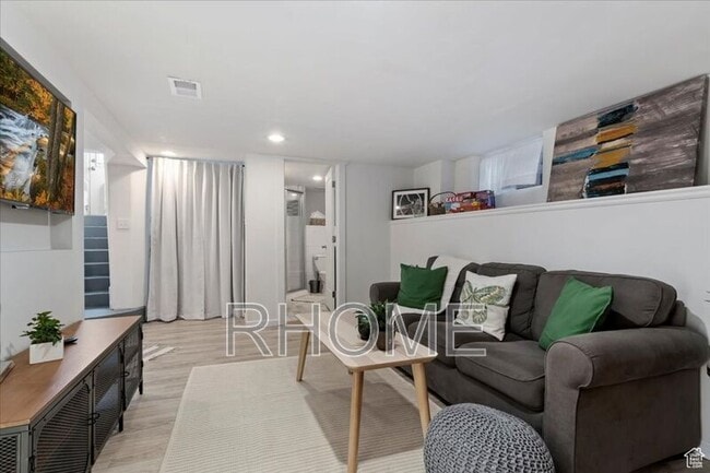 Building Photo - 648 East Pl