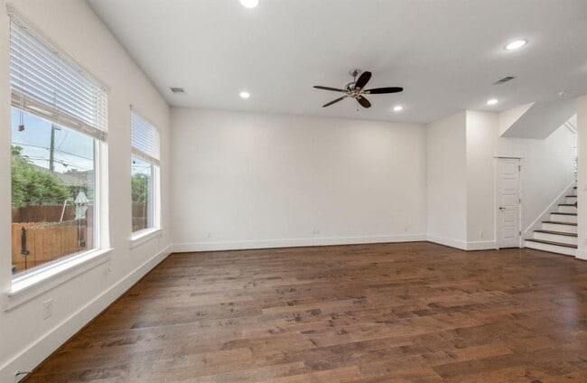 Building Photo - 406 Yale Oaks Ln