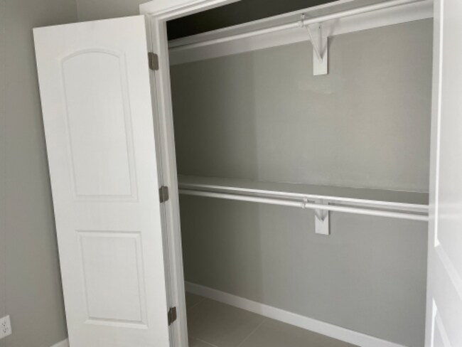 Building Photo - 2507 N Vineyard Ave