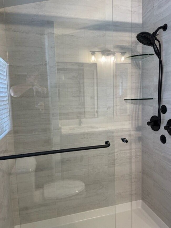 Building Photo - Townhouse For Lease