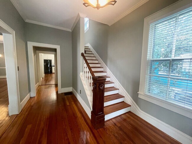 Building Photo - 3 Bedroom 2 1/2 Bath Updated Historic Home