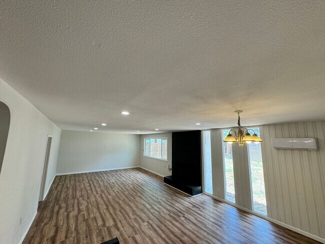 Building Photo - MOVE IN SPECIAL 4 Bedroom 2 bath