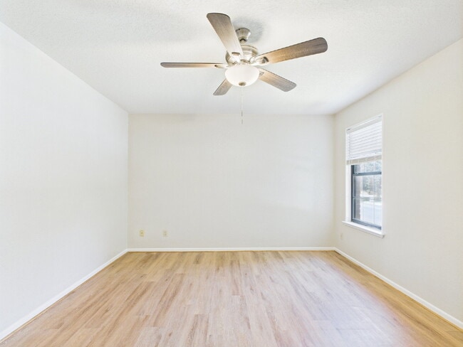 Building Photo - 2-Bed Duplex on Frederick Road !"