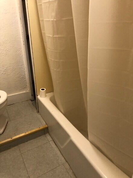 Bathtub/Shower - 401 Chautauqua Ave