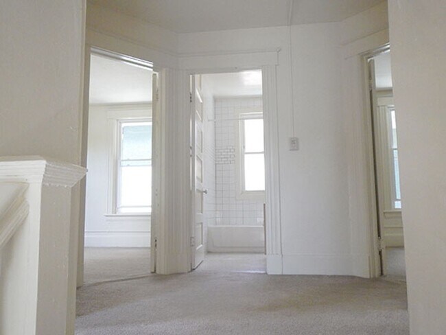 Building Photo - 909 Lancaster Ave