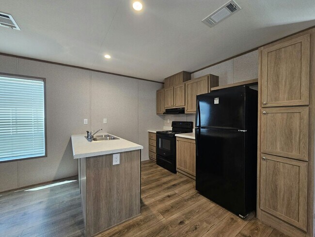 Building Photo - 601 Suwanee Dr