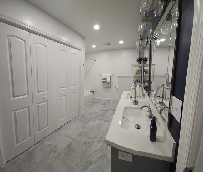 Main Bathroom - 3745 Morton Dr