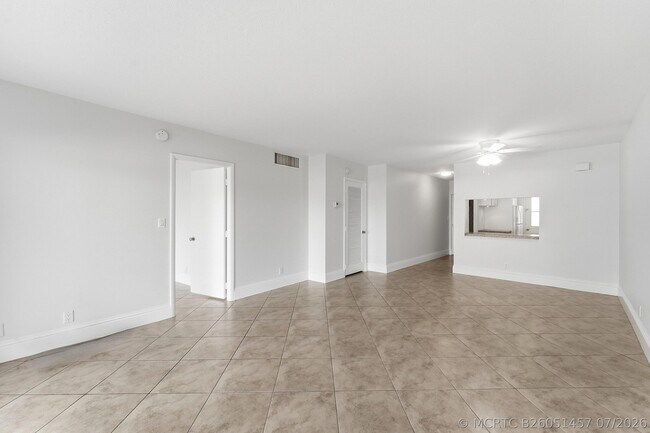 Building Photo - 1427 E Hillsboro Blvd