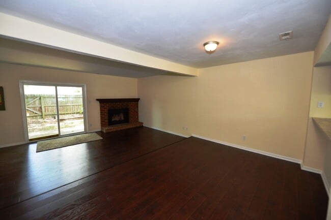 Building Photo - Great Neck!