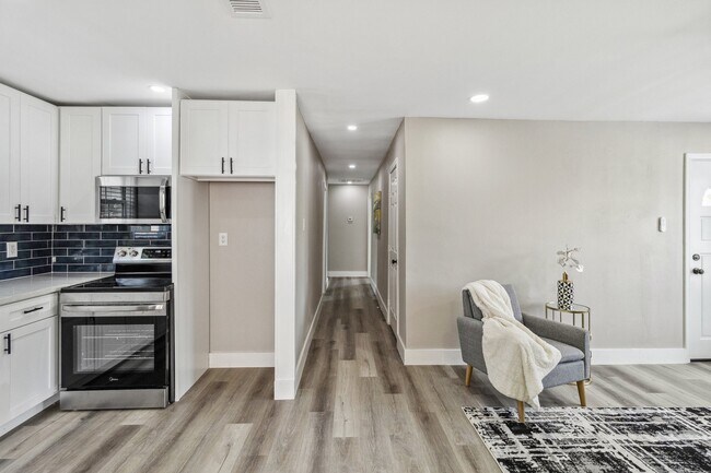 Building Photo - 1000 W Thomas Ave